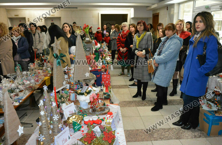 Откриха благотворителния базар „Деца даряващи надежда“ в Хасково 