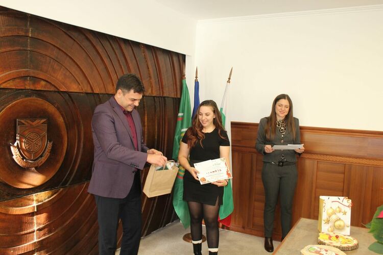 Наградиха отличените в общинския конкурс за коледна украса "Магията на Коледа"