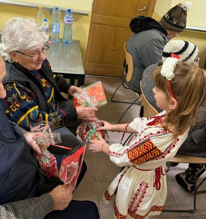 Деца от ДГ „Синчец“ стоплиха сърцата на възрастните хора в с. Фатово