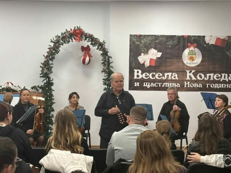 Великолепни класически произведения и любими коледни мелодии от камерен оркестър „Орфей“, гр. Перник