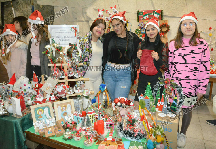 Откриха благотворителния базар „Деца даряващи надежда“ в Хасково 