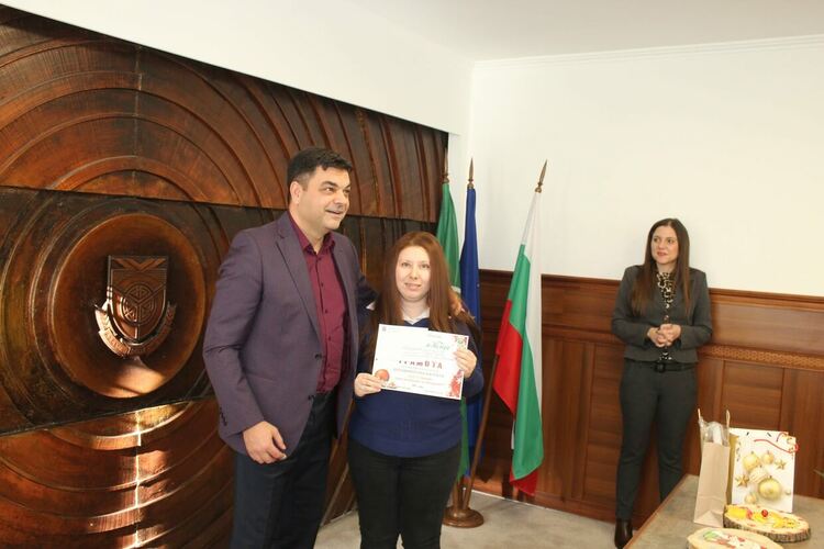 Наградиха отличените в общинския конкурс за коледна украса "Магията на Коледа"