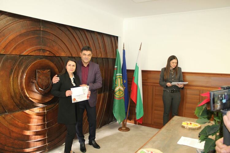 Наградиха отличените в общинския конкурс за коледна украса "Магията на Коледа"