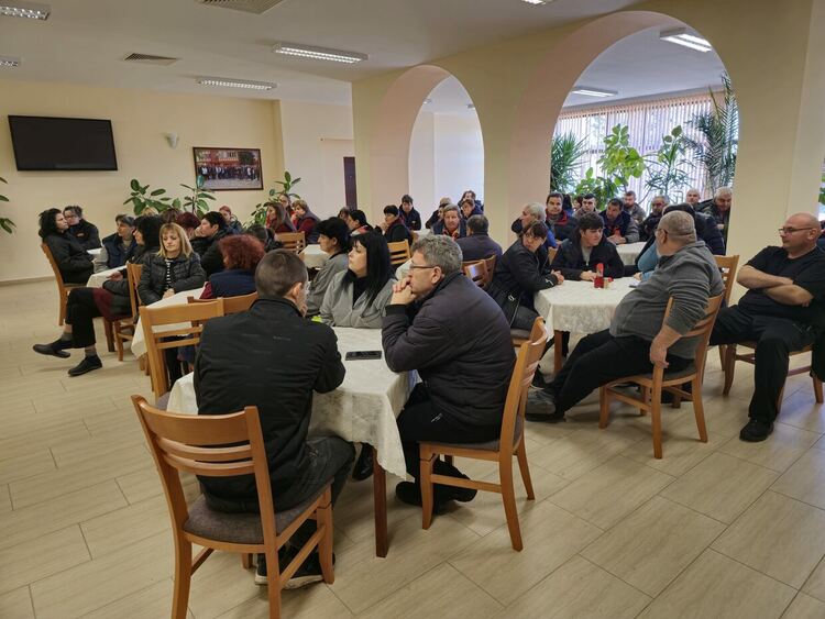 Колективът на фабрика "Искра" изпраща трудна, но сравнително успешна година