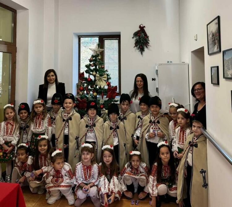 Деца от ДГ „Синчец“ стоплиха сърцата на възрастните хора в с. Фатово