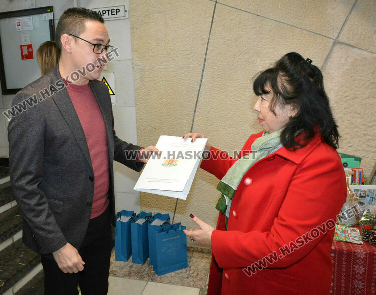 Откриха благотворителния базар „Деца даряващи надежда“ в Хасково