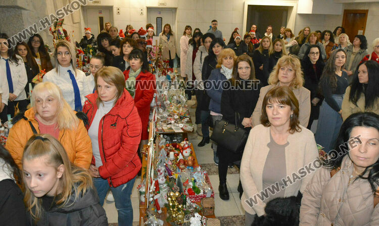 Откриха благотворителния базар „Деца даряващи надежда“ в Хасково 