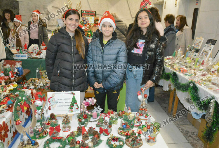 Откриха благотворителния базар „Деца даряващи надежда“ в Хасково 