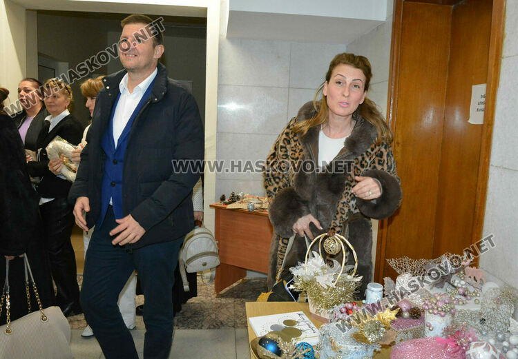 Откриха благотворителния базар „Деца даряващи надежда“ в Хасково 