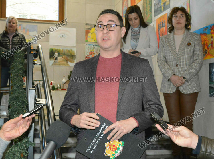 Откриха благотворителния базар „Деца даряващи надежда“ в Хасково 