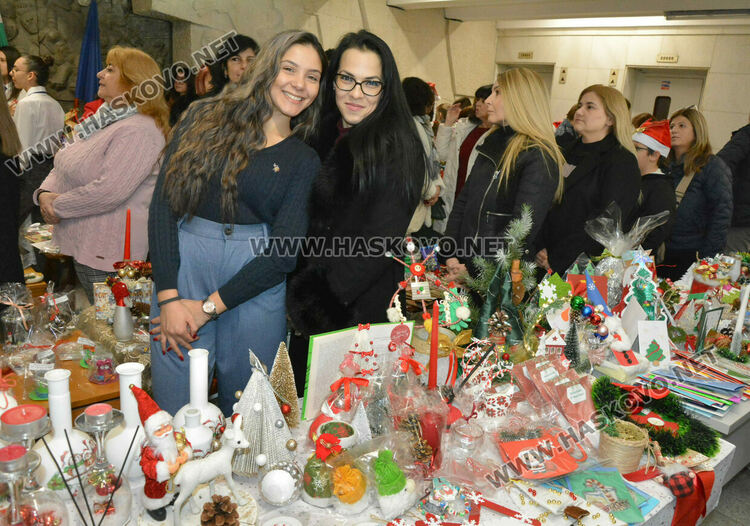 Откриха благотворителния базар „Деца даряващи надежда“ в Хасково 