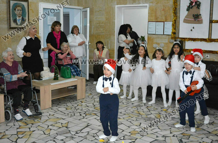 Деца зарадваха възрастните хора в „Кенана“ за Коледа