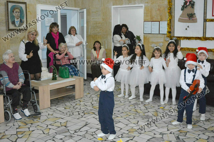 Деца зарадваха възрастните хора в „Кенана“ за Коледа