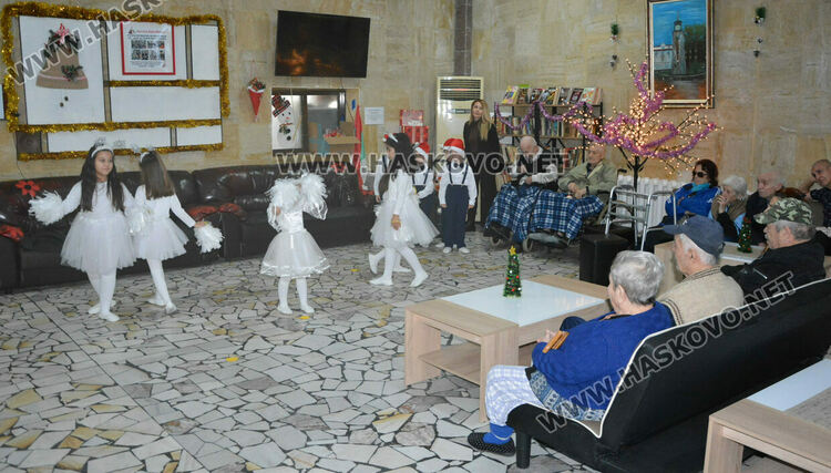 Деца зарадваха възрастните хора в „Кенана“ за Коледа