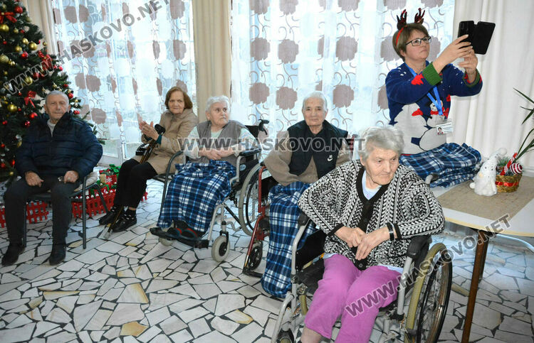 Деца зарадваха възрастните хора в „Кенана“ за Коледа