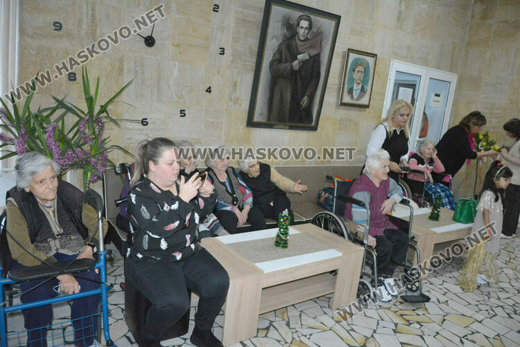 Деца зарадваха възрастните хора в „Кенана“ за Коледа