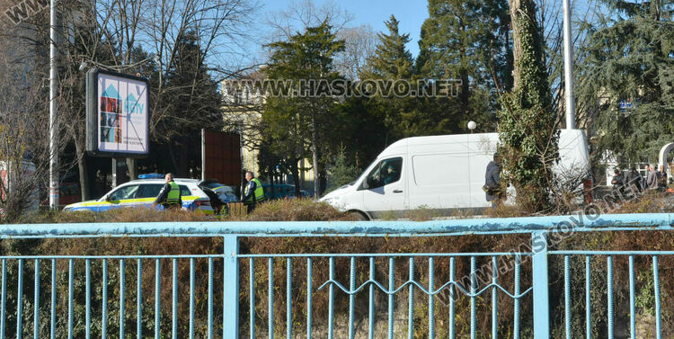 Бус удари патрулка на светофара до Бизнес центъра в Хасково