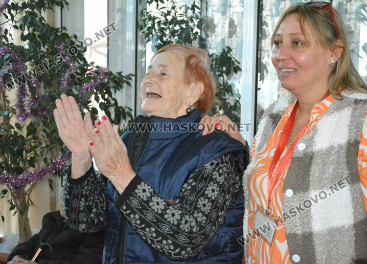 Деца зарадваха възрастните хора в „Кенана“ за Коледа