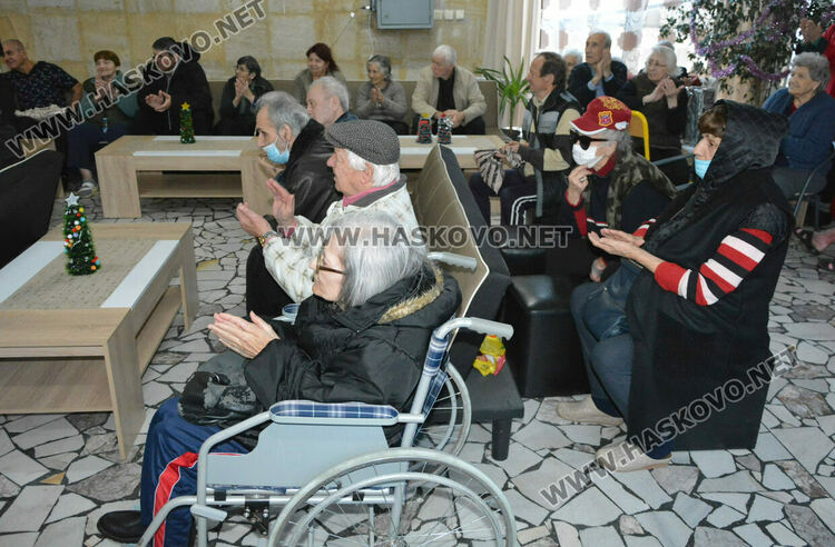 Деца зарадваха възрастните хора в „Кенана“ за Коледа