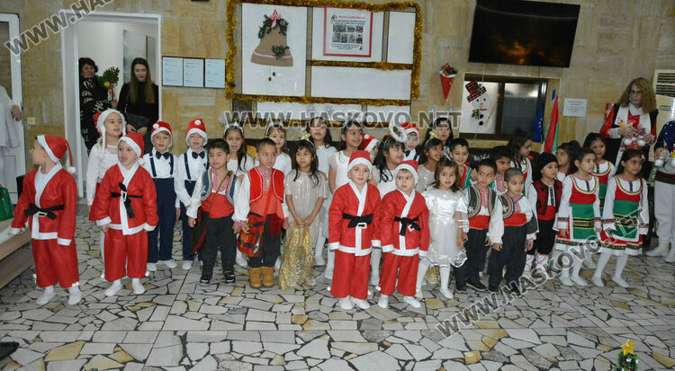 Деца зарадваха възрастните хора в „Кенана“ за Коледа