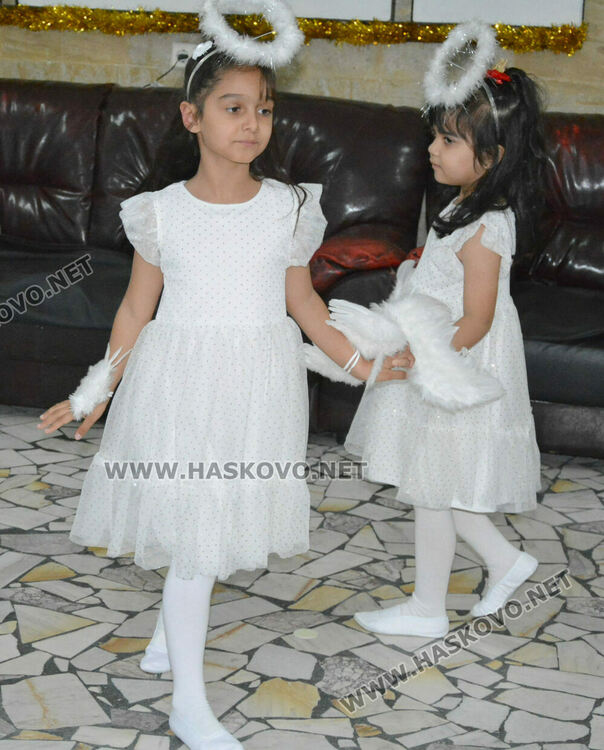 Деца зарадваха възрастните хора в „Кенана“ за Коледа