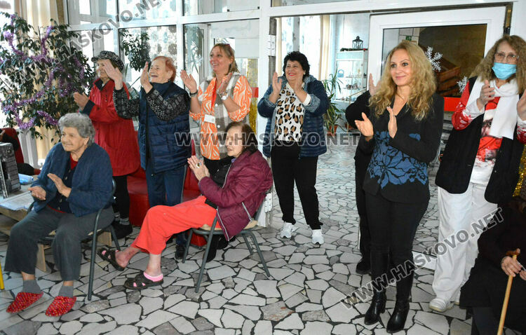 Деца зарадваха възрастните хора в „Кенана“ за Коледа