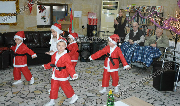Деца зарадваха възрастните хора в „Кенана“ за Коледа