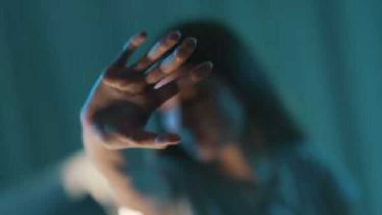 Домашно насилие в Перник: Млада жена твърди, че 19-годишният ѝ партньор я е бил