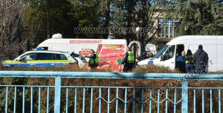 Бус удари патрулка на светофара до Бизнес центъра в Хасково