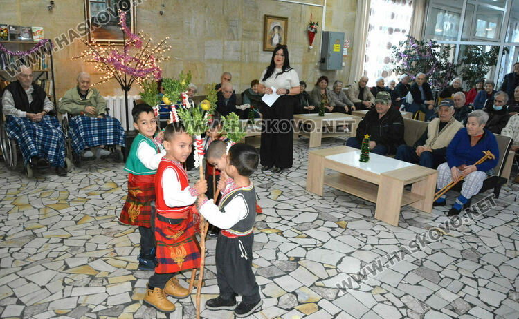 Деца зарадваха възрастните хора в „Кенана“ за Коледа