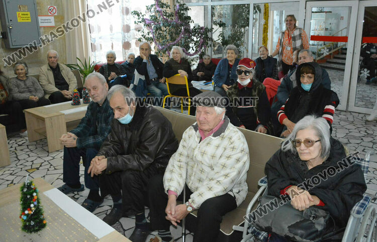 Деца зарадваха възрастните хора в „Кенана“ за Коледа