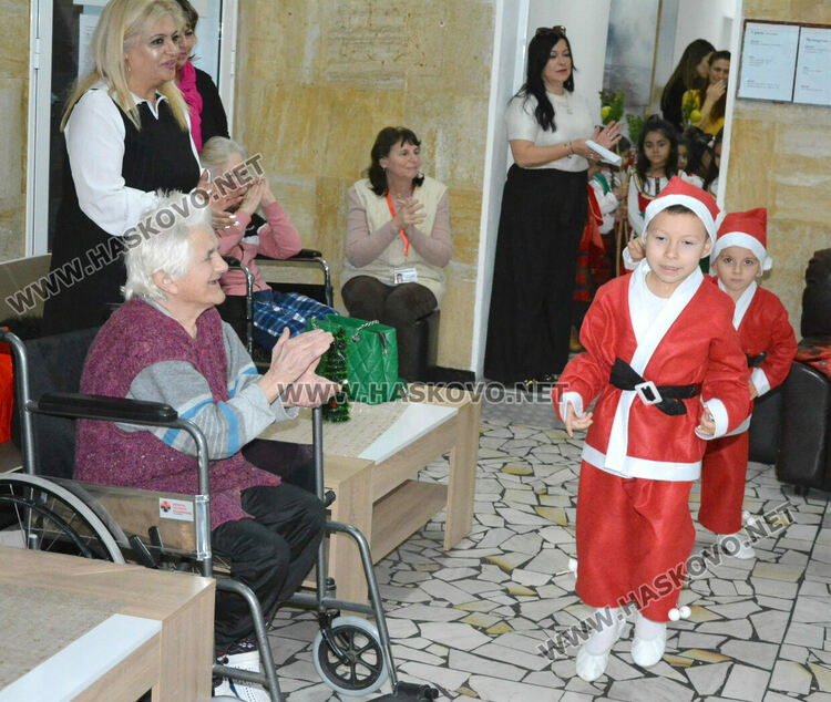 Деца зарадваха възрастните хора в „Кенана“ за Коледа