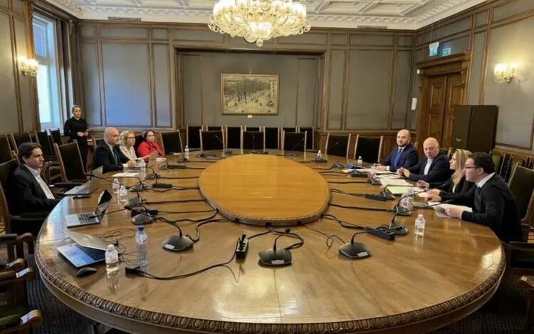 Преговорните екипи на ДБ и ГЕРБ-СДС