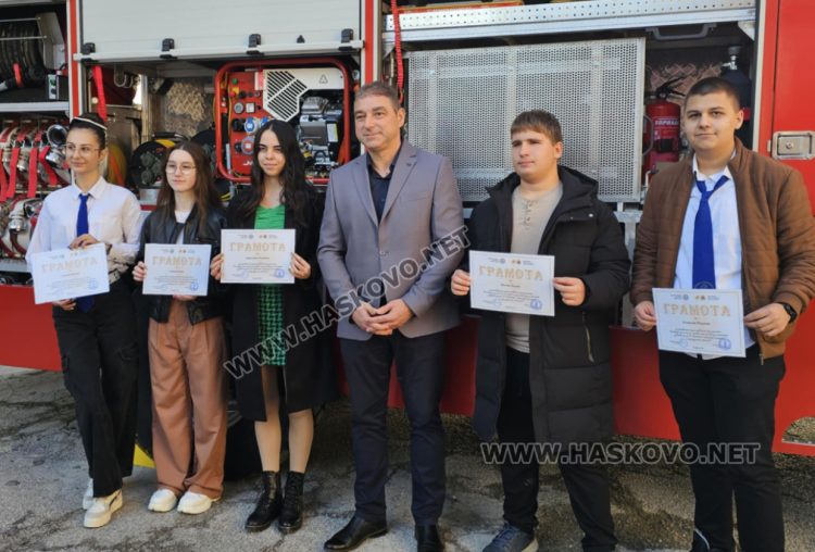 11 ученици писаха есе за ролята на доброволците в борбата с пожари и бедствия