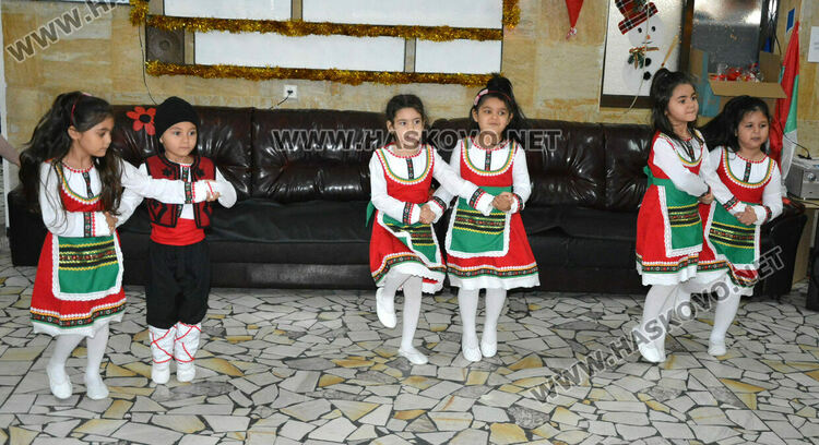 Деца зарадваха възрастните хора в „Кенана“ за Коледа