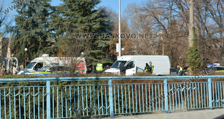 Бус удари патрулка на светофара до Бизнес центъра в Хасково