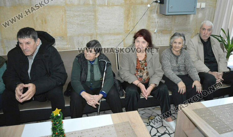 Деца зарадваха възрастните хора в „Кенана“ за Коледа