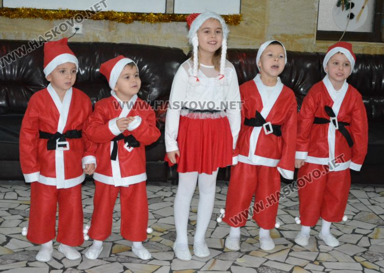Деца зарадваха възрастните хора в „Кенана“ за Коледа