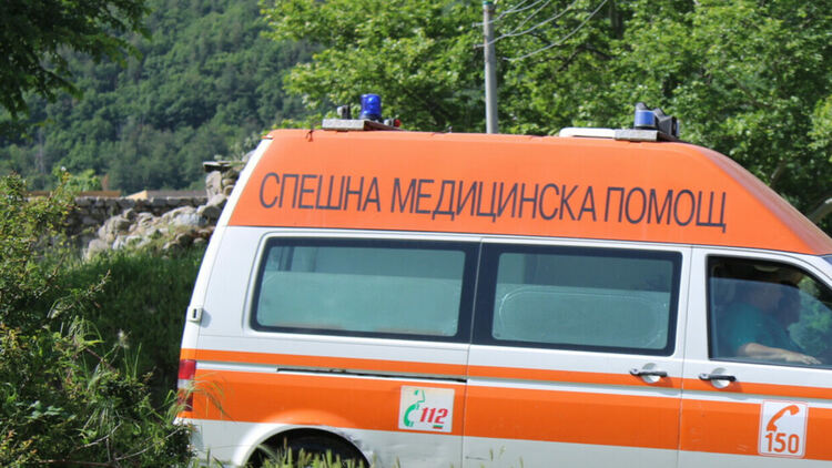 Паркиран автомобил затисна мъж, докато поправял колата си в Перник