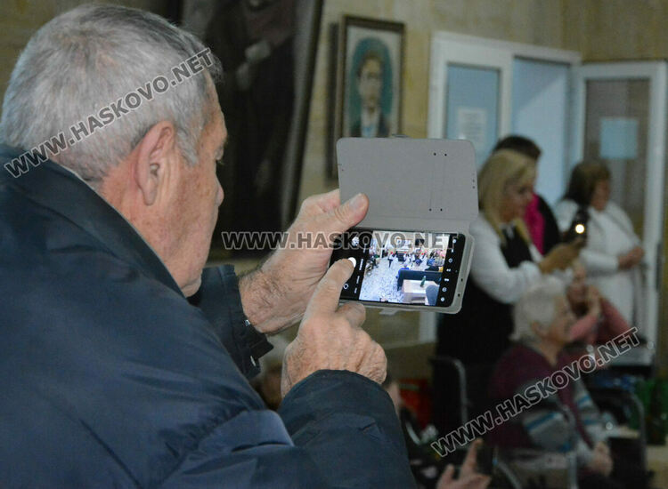 Деца зарадваха възрастните хора в „Кенана“ за Коледа