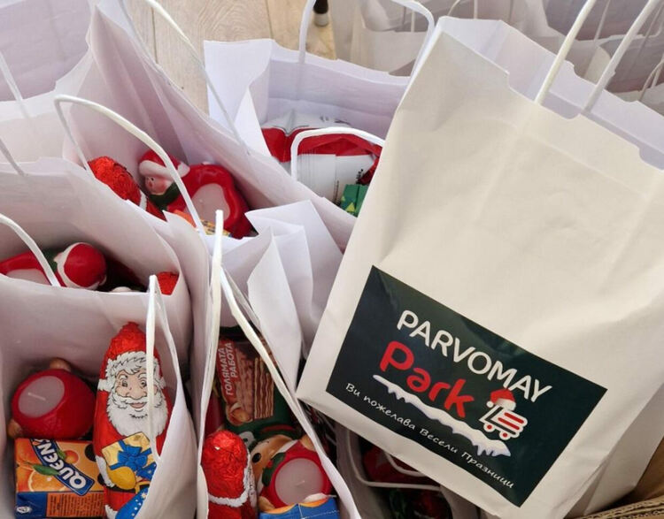 Фирма зарадва всички малчугани в общината с торбички с лакомства