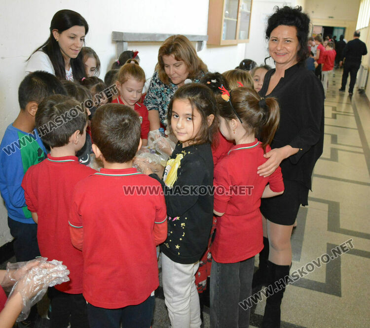 Представиха коледни обичаи и замесиха обредни хлябове в СУ „Васил Левски“