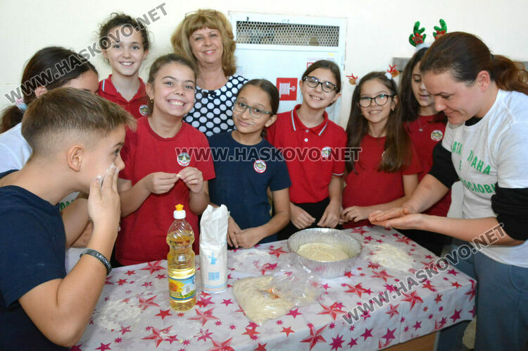 Представиха коледни обичаи и замесиха обредни хлябове в СУ „Васил Левски“