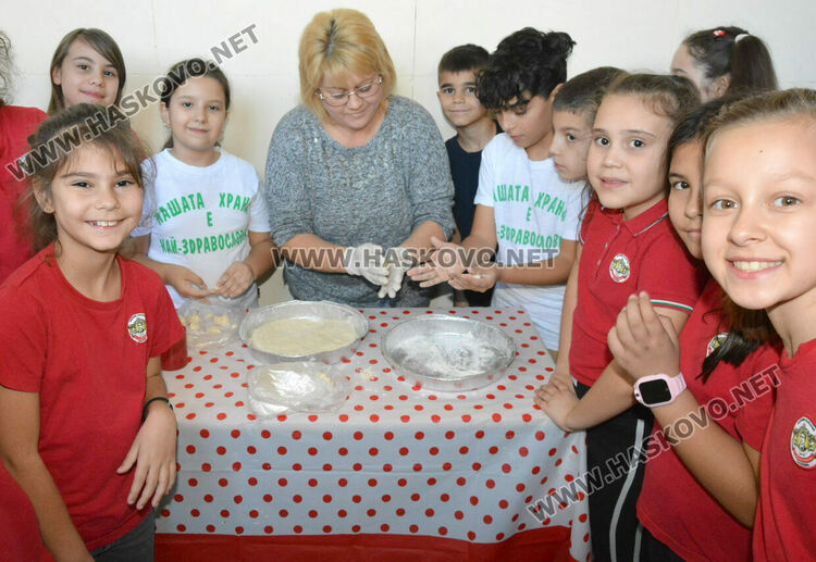 Представиха коледни обичаи и замесиха обредни хлябове в СУ „Васил Левски“