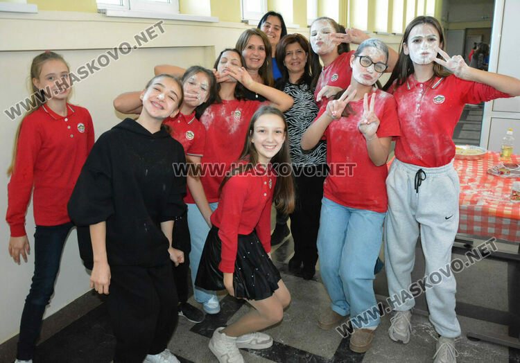 Представиха коледни обичаи и замесиха обредни хлябове в СУ „Васил Левски“