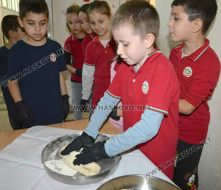 Представиха коледни обичаи и замесиха обредни хлябове в СУ „Васил Левски“