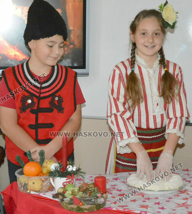 Представиха коледни обичаи и замесиха обредни хлябове в СУ „Васил Левски“