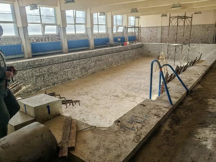 В X ОУ „Алеко Константинов“ продължава цялостният ремонт на басейна и прилежащите му обслужващи помещения