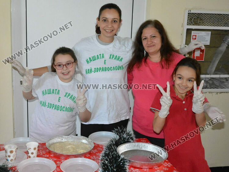 Представиха коледни обичаи и замесиха обредни хлябове в СУ „Васил Левски“