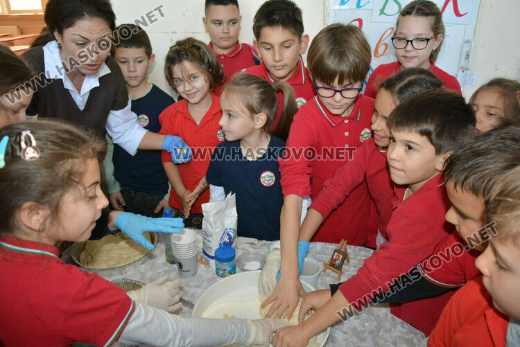 Представиха коледни обичаи и замесиха обредни хлябове в СУ „Васил Левски“